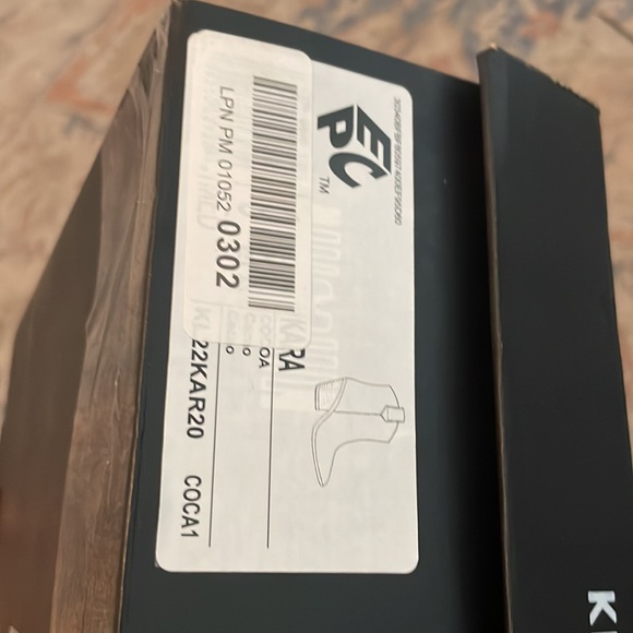 New-Kenneth Cole Women's Kara Loafer, size 9 - Picture 15 of 15